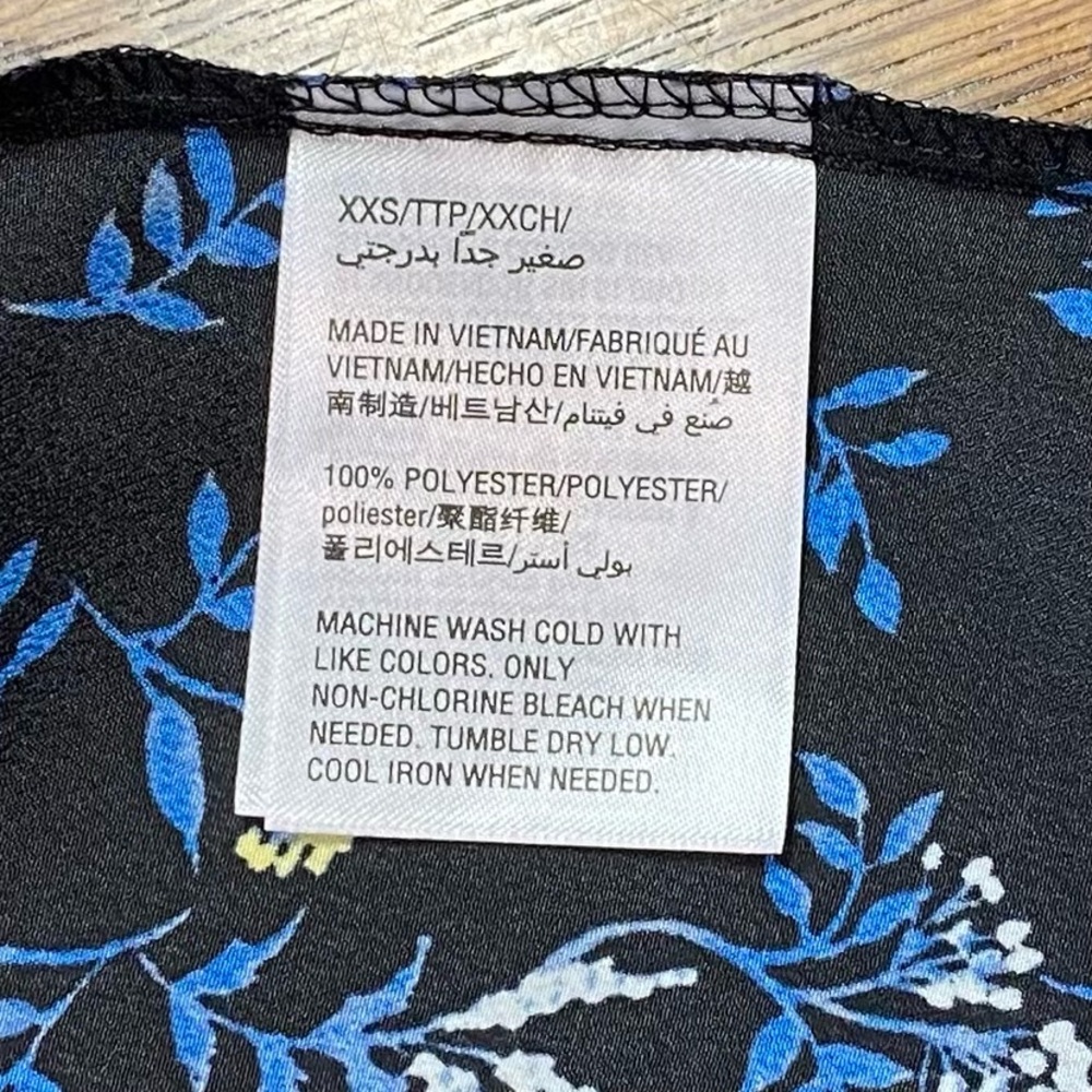 Maison Jules Printed V-Neck Black Blouse Yellow White Floral Print NWT
Size XXS - Picture 6 of 10